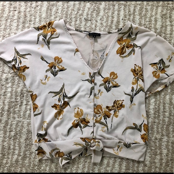 Flowery Top with Tie Front 🌻 - Picture 3 of 7